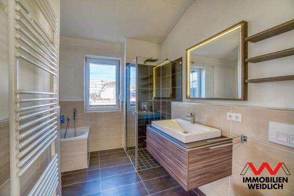 Bad mit bodengleicher Dusche, Wanne und Fenster