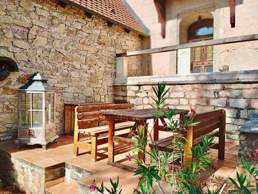 Schloss Anbau mit Atrium-Terrasse und Balkon.jpeg