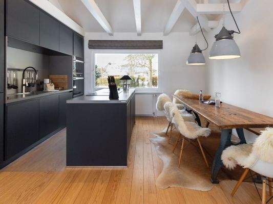 6. Moderne Küche mit Essbereich.jpg
