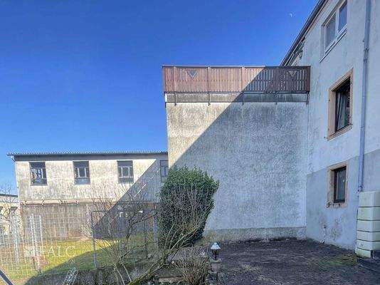 Rückansicht mit Werkstatt und Halle