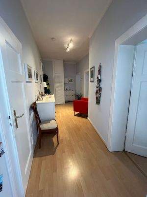 Heller Flur mit Holzboden