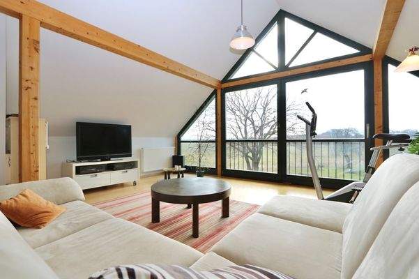 mit eindrucksvollen Holzbalken