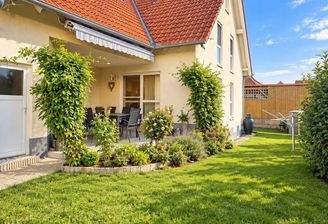GARTEN MIT BLICK AUF DIE GESCHÜTZTE TERRASSE
