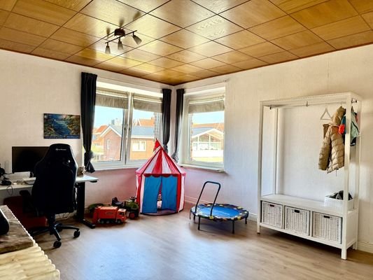 Wohnzimmer mit Durchgangstür Ansicht 3