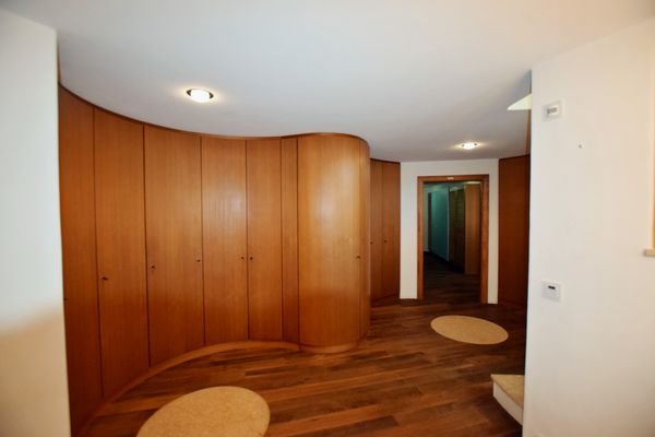 EG Eingang mit Schrankwand 0934.jpg