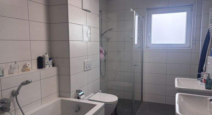 Bad mit Badewanne und Dusche 