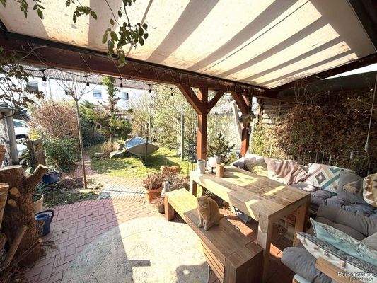 Terrasse und Blick zum Garten