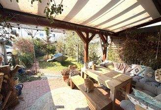 Terrasse und Blick zum Garten