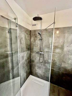 ...mit schöner Dusche