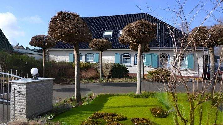 Parkähnliche Anlage mit Einfahrt