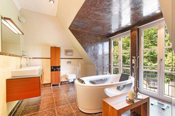 Freistehende Badewanne und Wohlfühlcharakter