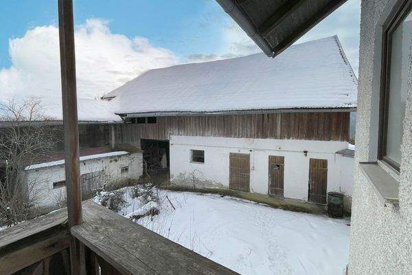 Blick vom Balkon auf Innehof und ehemaligen Stall