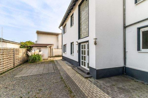 Rückansicht mit Terrasse