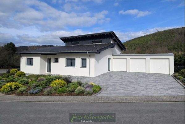 Aussenansicht KI - 2 von 3 Garagen zumietbar