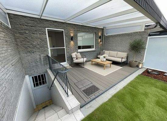 Terrasse KI möbliert