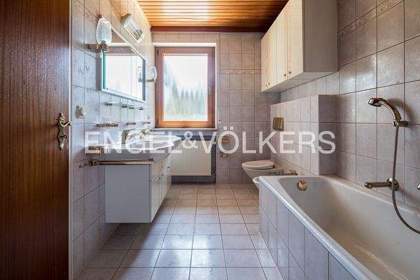 Renoviertes Badezimmer mit Wanne und Dusche im Erd