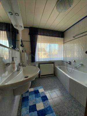 Bad OG mit Wanne und Dusche