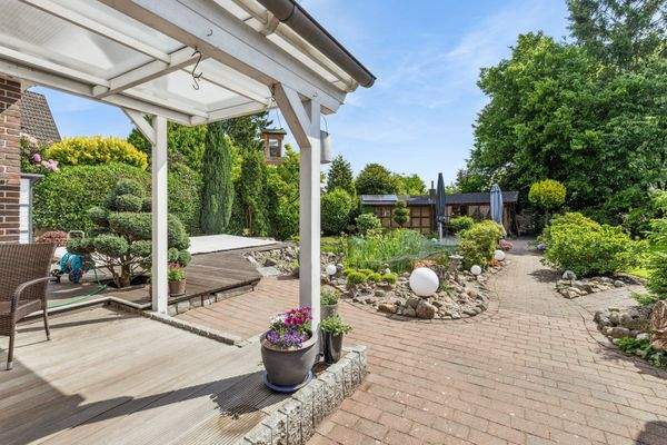 Blick in den Garten mit großem und beheizbarem Gartenhaus für Ihre Feste