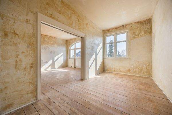 Originale, seilzuggeführte Schiebetüre zwischen Wohnbereich und Esszimmer