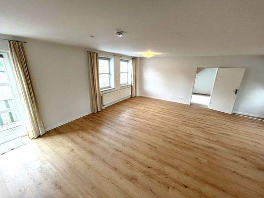 Wohn- und Esszimmer mit Balkon-/Dachterrassenzugang