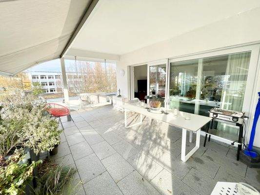 Große Sonnenterrasse mit Markise