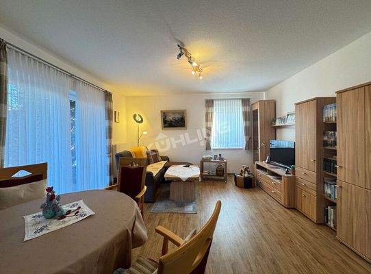 Wohn-/ Zimmer mit Zugang zur Küche sowie zur Terrasse