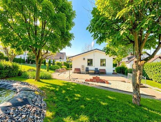 Garten mit Teich - (KI generiert)