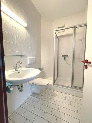 Sanitärraum mit Dusche