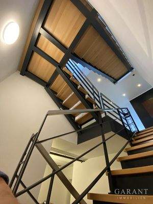 Treppe vom Keller nach oben fotografiert