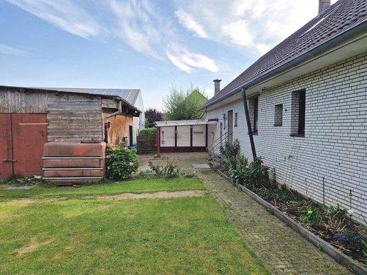 Die Rückansicht der Immobilie mit Nebeneingang