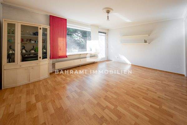 Wohnzimmer mit Balkonzugang