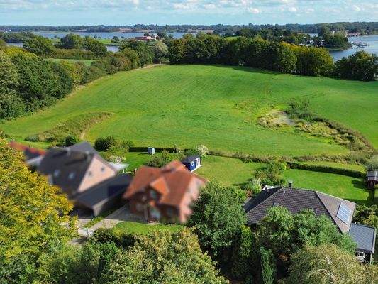 Drohnenaufnahme mit Blick über die Schlei