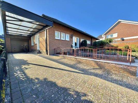 Hausansicht, Carport