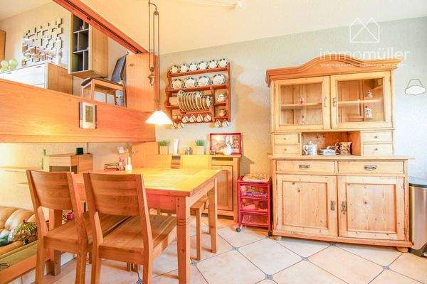 Essplatz in Küche mit Durchreiche (verschließbar)