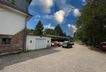 Gepflasterter Hof mit Garage und Stellplätzen