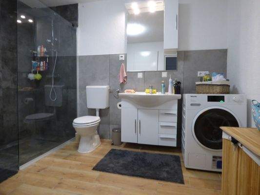 15 ST Bad mit Dusche und Waschmaschine.JPG