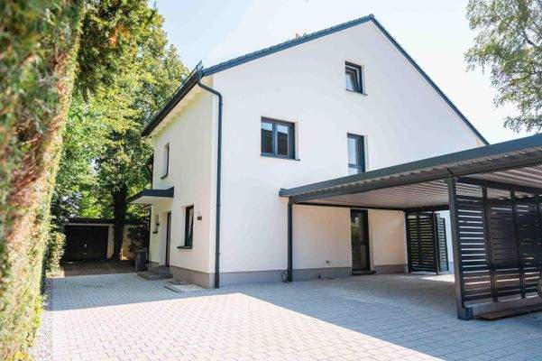 Hausansicht mit Doppel-Carport