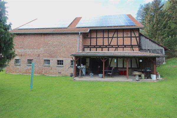 überdachte Terrasse; Scheune mit Photovoltaik