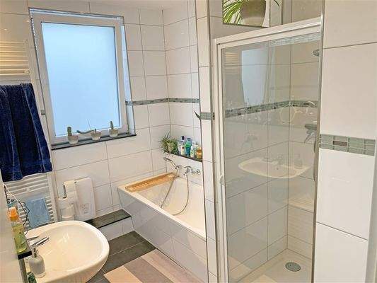 Bad mit Wanne,Dusche u Fenster