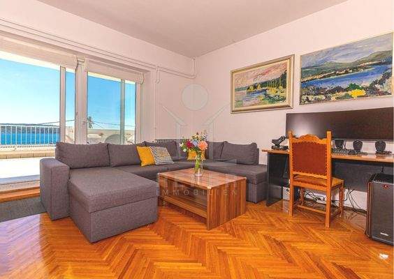 Lichtdurchströmt zeigt sich die erste Wohnung