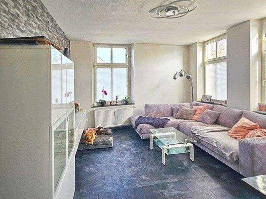 1. OG: geräumiges Wohnzimmer