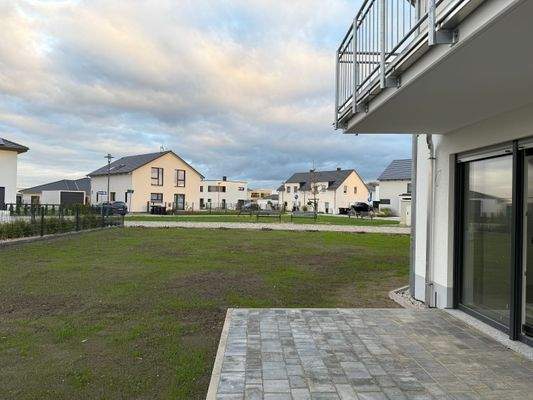 Terrasse mit eigenem Gartenanteil (2).jpeg