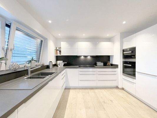 Blick durch die gesamte Küche im EG