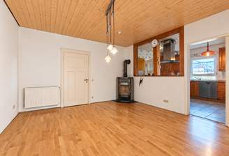 EG: Wohn-/Esszimmer mit Kamin und angrenzender Küche