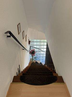 offene Holztreppe zum Dachgeschoss