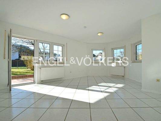 Das großzügige Wohnzimmer mit Austritt...