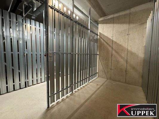 Kellerabteil mit eigenem Licht + Steckdose