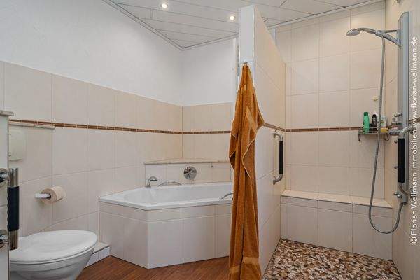 EG Bad mit Dusche und Wanne  10,12 m²