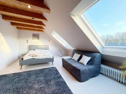 Helles Dachstudio mit großzügigen Velux-Dachfenste