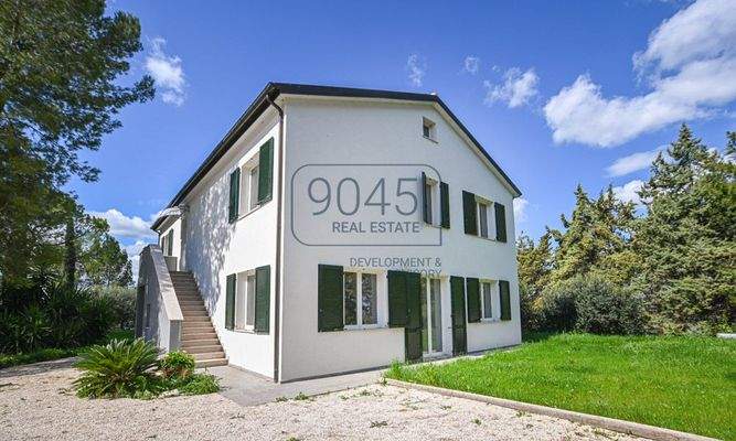 Zeitgemäße Landvilla in nachhaltiger Holzbauweise mit Panoramablick bei Potenza Picena